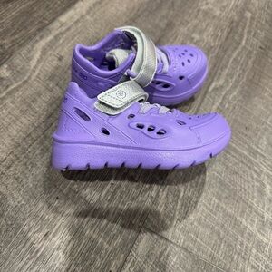 Stride‎ Rite size 5 Kids Purple and Silver Shoes